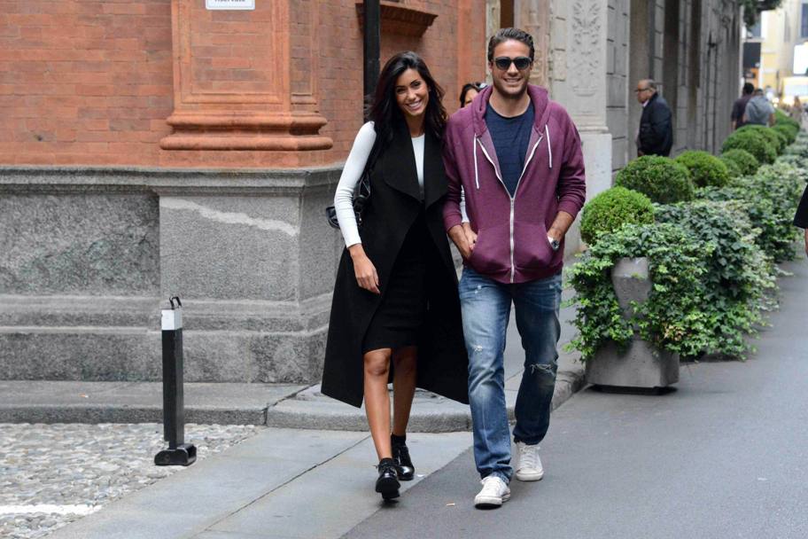 Alessandro Matri e Federica Nargi, sorridenti, fanno shopping a Milano (Olycom)